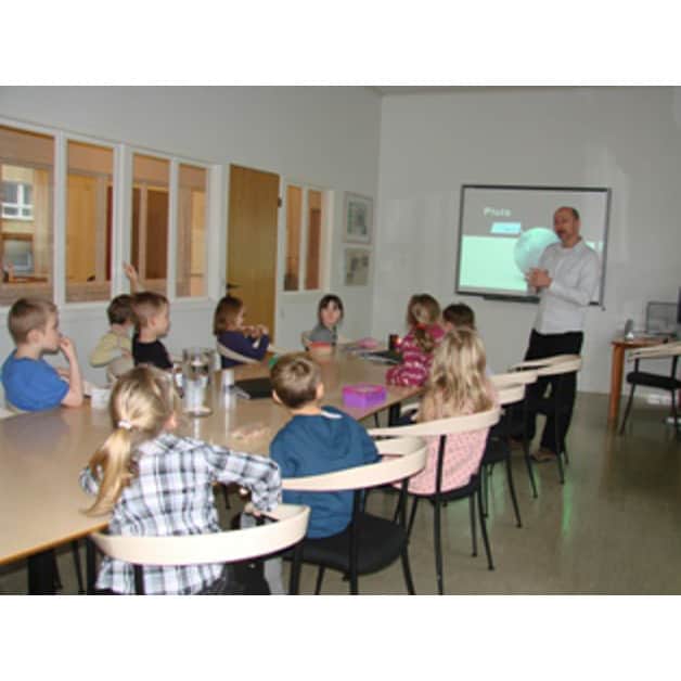 Rúmdin vekir áhugan hjá forskúlabørnum