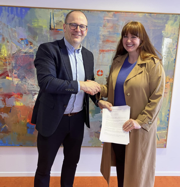 Landsstýrismaðurin undirskrivað samstarvsavtalu við Íverksetarahúsið